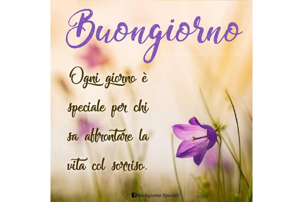 Tazza di caffè fumante accanto a un biglietto con la scritta "Buongiorno, buon inizio giornata".