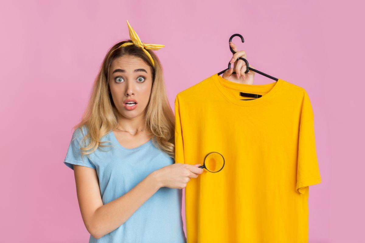 Bottiglie di detergenti specializzati e panni colorati per rimuovere macchie ostinate su diverse superfici.